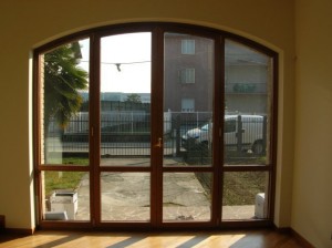 Portafinestra 2 ante centrali + 2 fissi laterali – arco a sesto ribassato